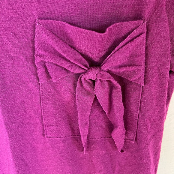 Volcom Violet Purple Womenโs Relaxed Fit Bow Pocket V-Neck Tee Shirt Size Small - Picture 4 of 5